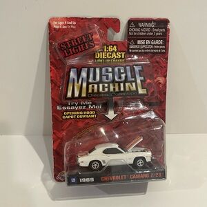 Muscle Machine White Chevrolet Camaro Z/28 Diecast Model Car